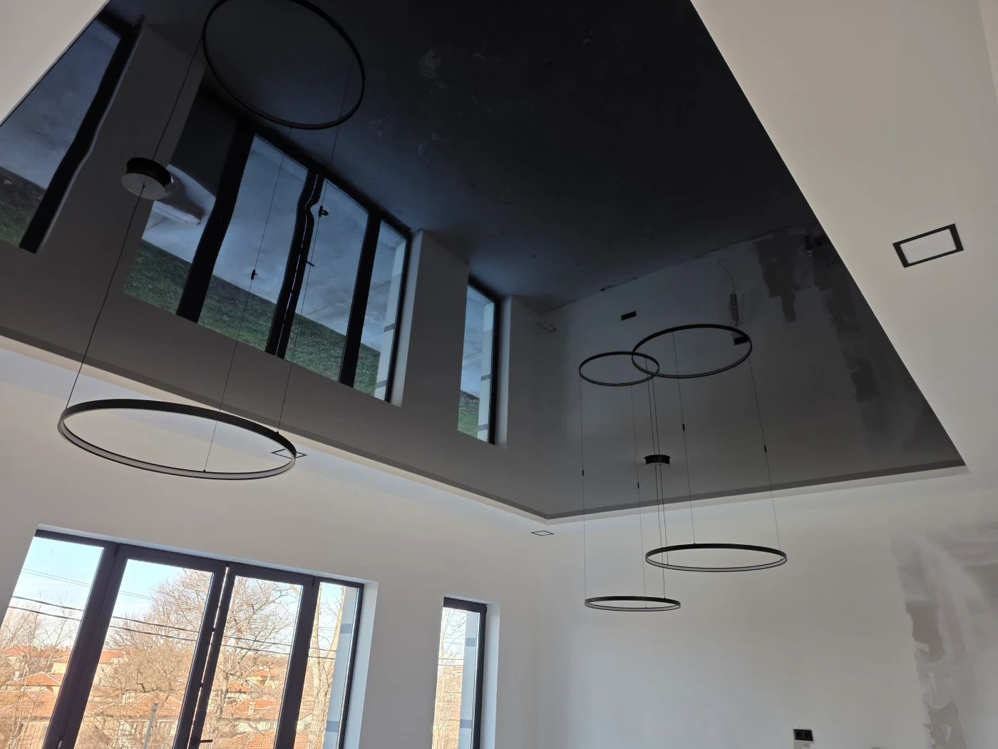 Опънати тавани Пловдив - качествен монтаж и модерен дизайн Опънати тавани Пловдив - качествен монтаж и модерен дизайн